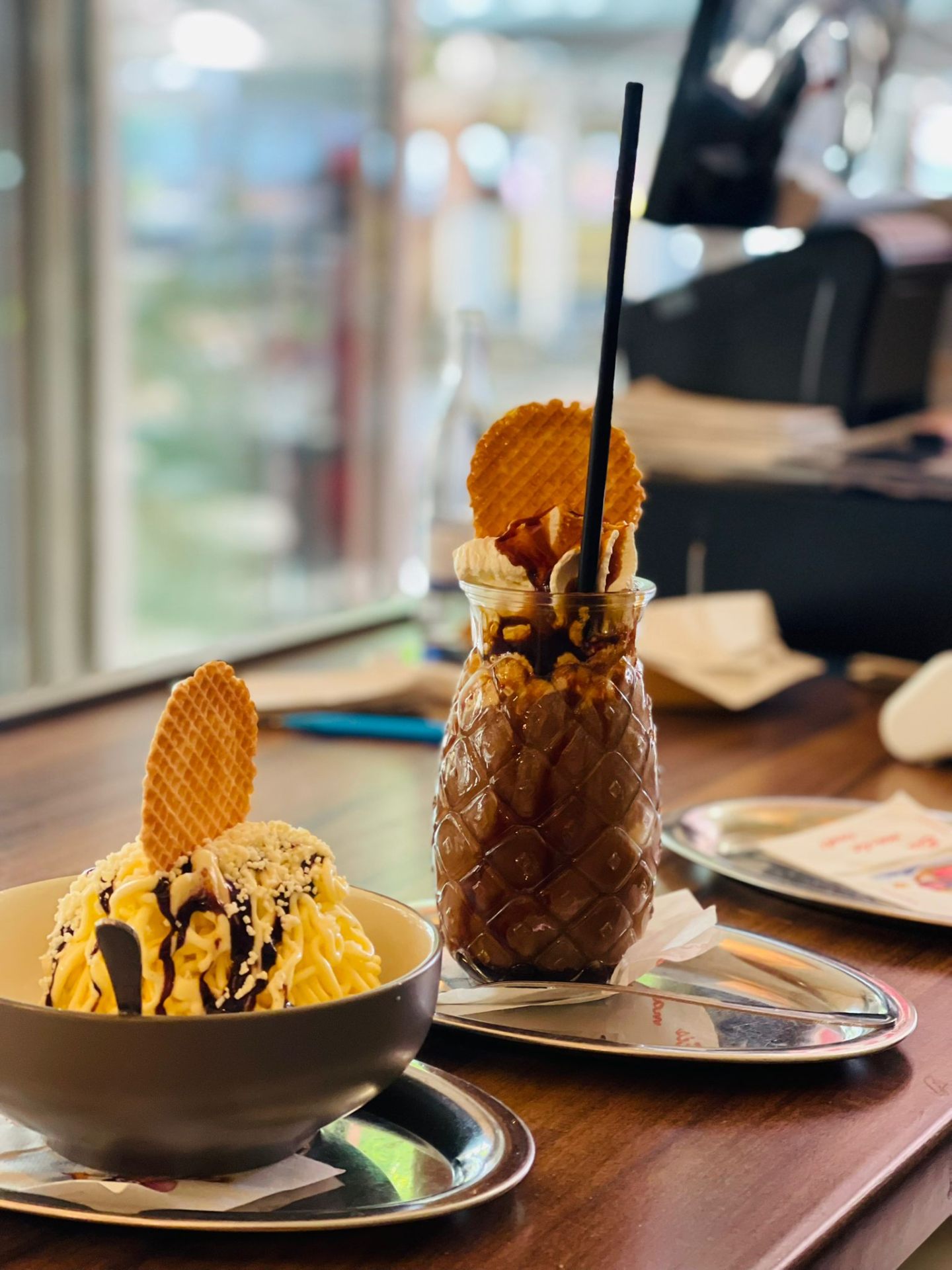 Eisbecher und Eiskaffee im Café