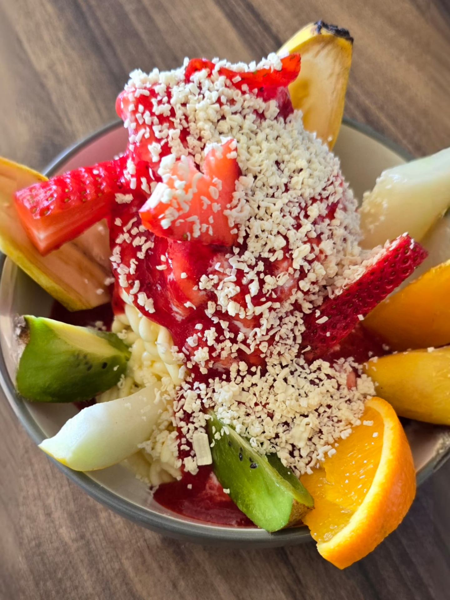 Frischer Obstbecher mit weißer Schokolade